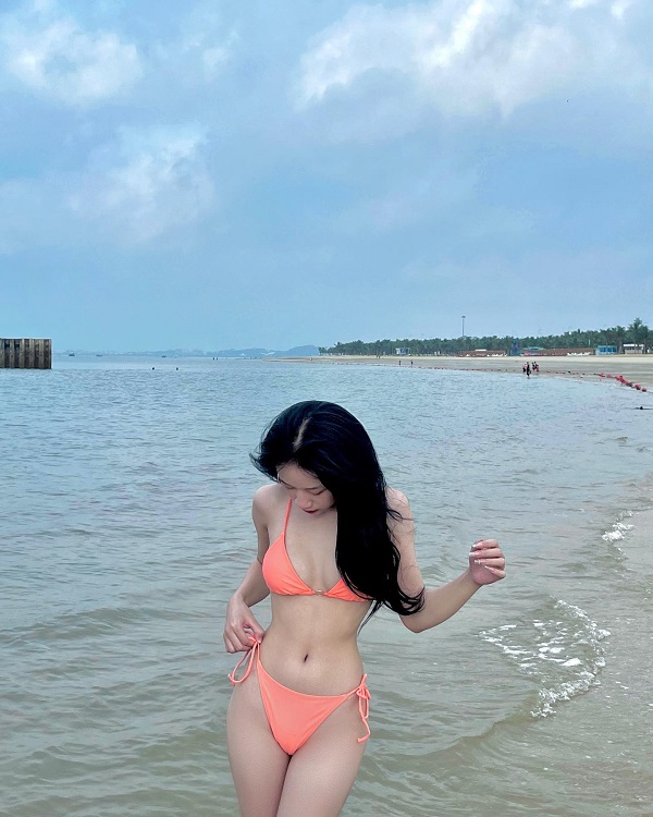 Hoàng Lan Anh bikini 6