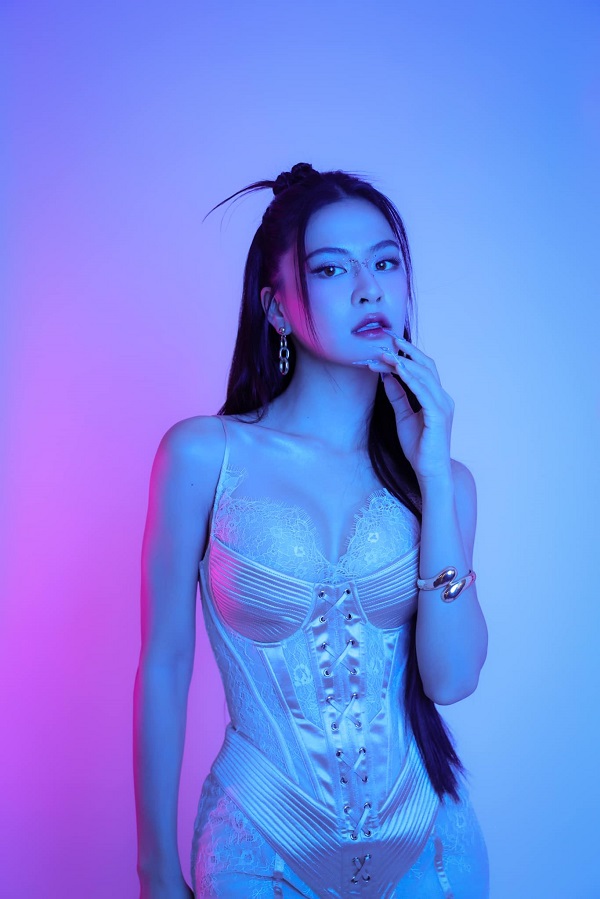 Ảnh ca sĩ Hà Nhi sexy 2