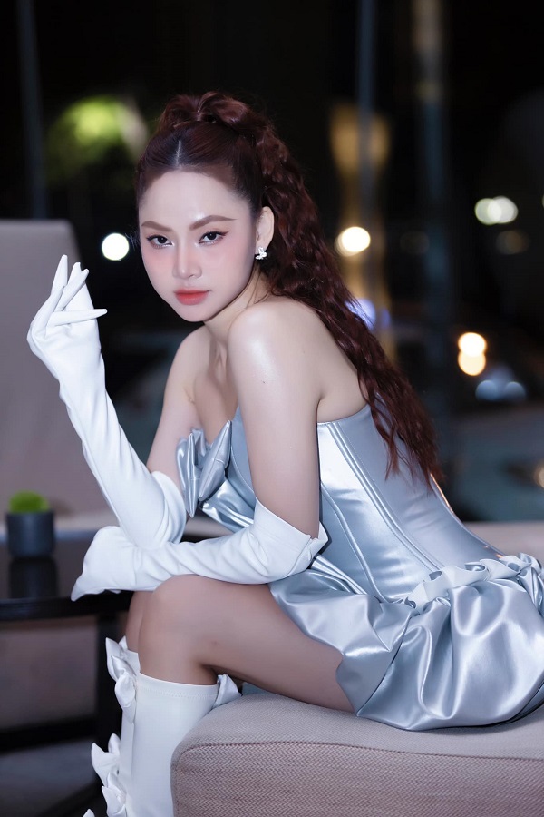 Ảnh ca sĩ Ngô Lan Hương sexy 6