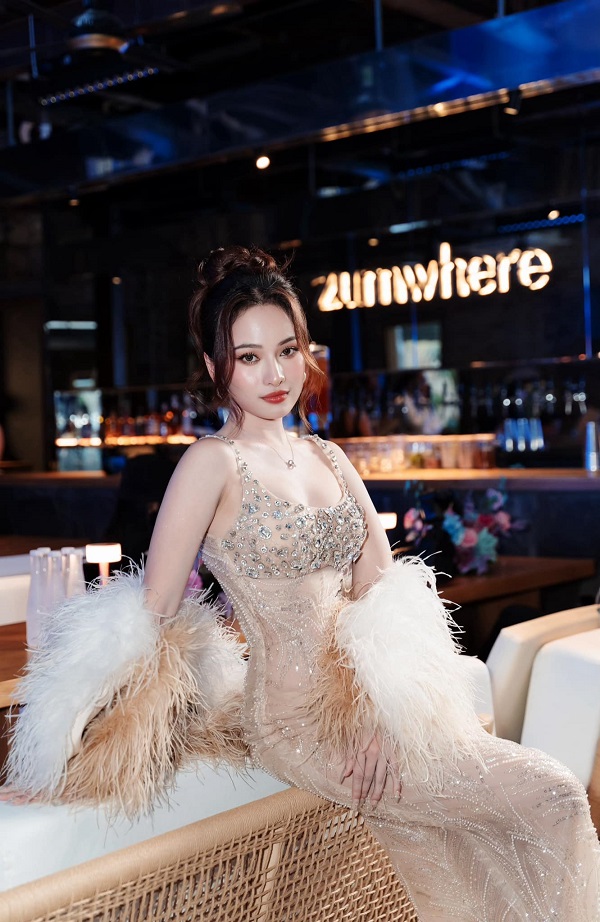 Ảnh ca sĩ Sara Lưu sexy gợi cảm 3