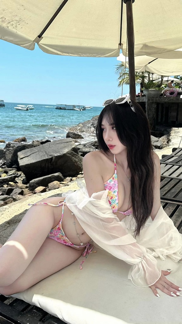 Ảnh Bùi Thị Quỳnh Hương bikini nóng bỏng 19