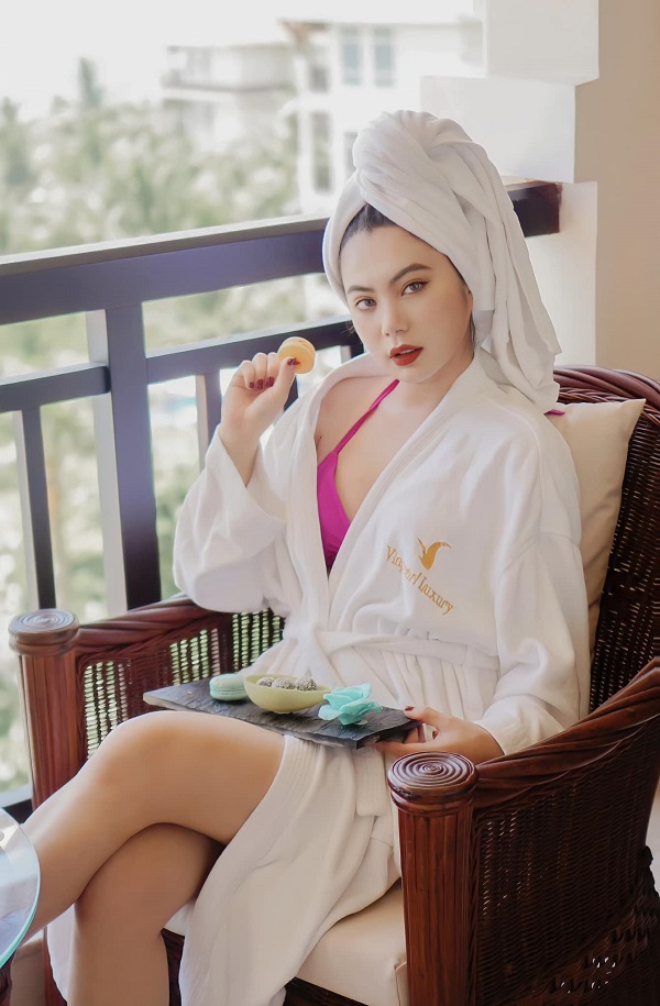 Ảnh ca sĩ Quỳnh Lady sexy khoe vòng một 6