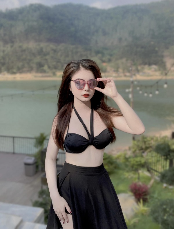 Ảnh ca sĩ Quỳnh Lady sexy khoe vòng một 4