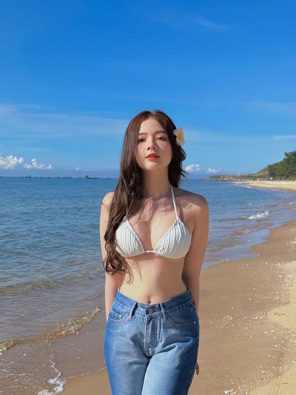 Ảnh diễn viên Lê Lý Lan Hương bikini 18