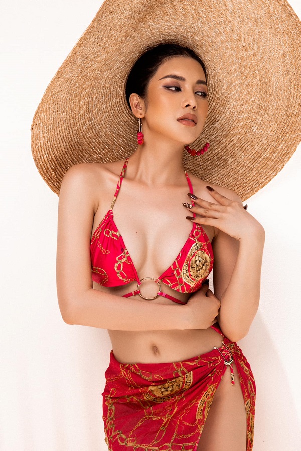 Ảnh diễn viên Lily Chen bikini 2