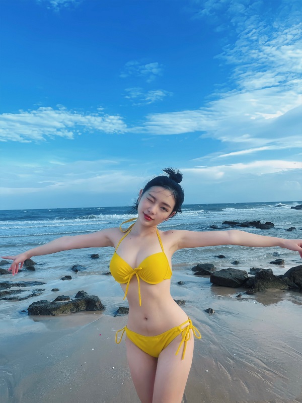 Ảnh Dj Nguyễn Hoàng Linh Chi bikini nóng bỏng 6