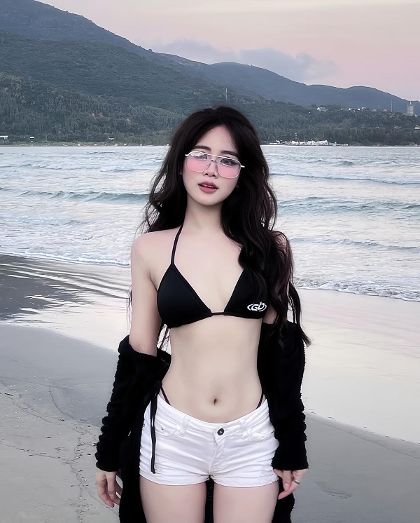 Ảnh tiktoker Linh Tít bikini gợi cảm 6