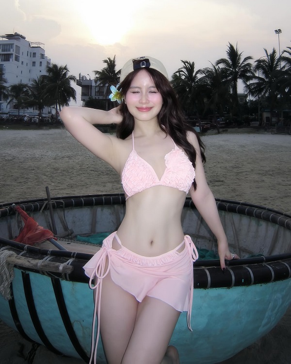 Ảnh tiktoker Linh Tít bikini gợi cảm 5