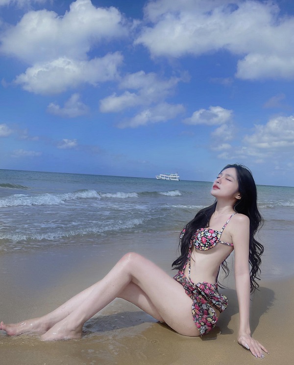 Ảnh hotgirl Khánh Linh bikini móng bỏng 10