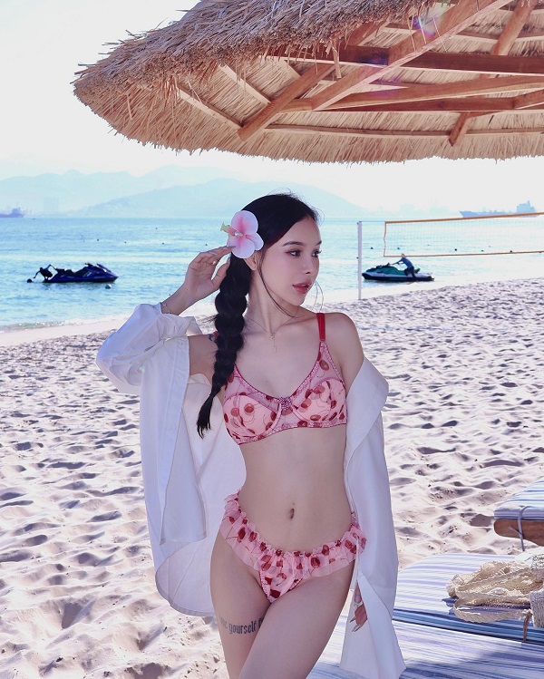 Ảnh tiktoker Dương Kim Yên bikini 8